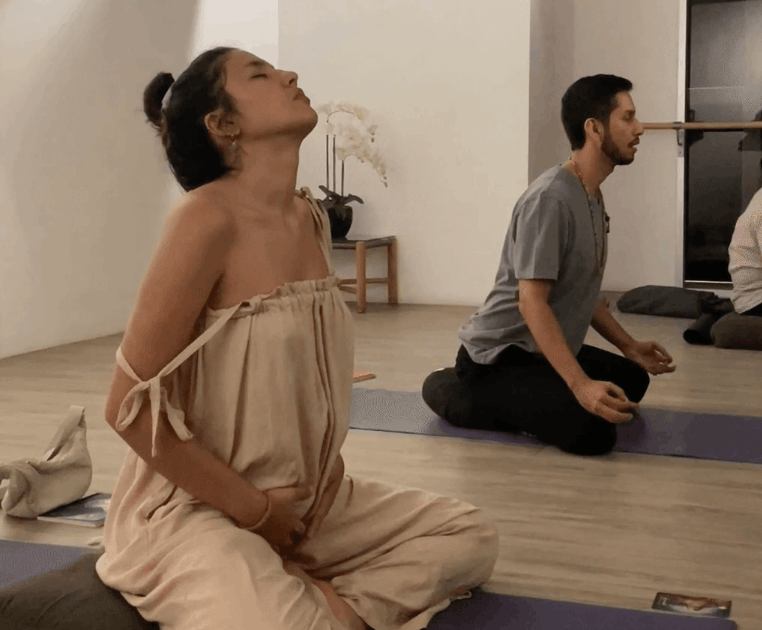 Sesión grupal de breathwork en Costa Rica