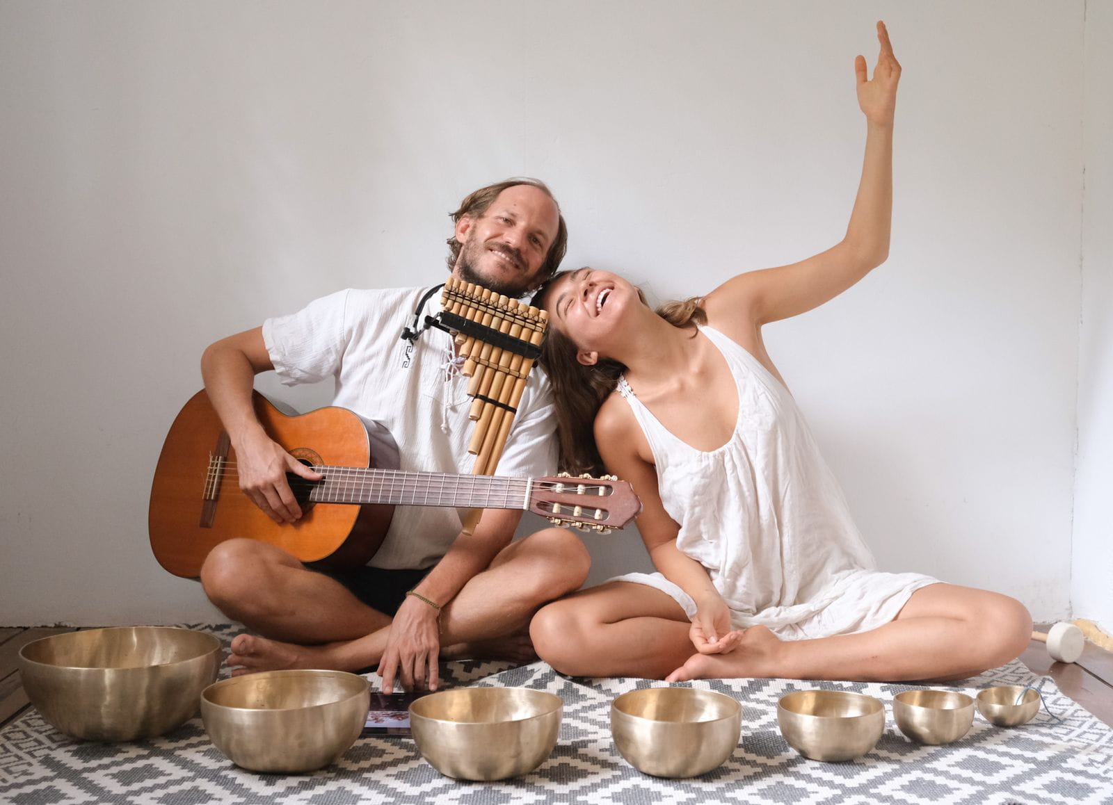 Tahere y Stephane con sus instrumentos de sonoterapia