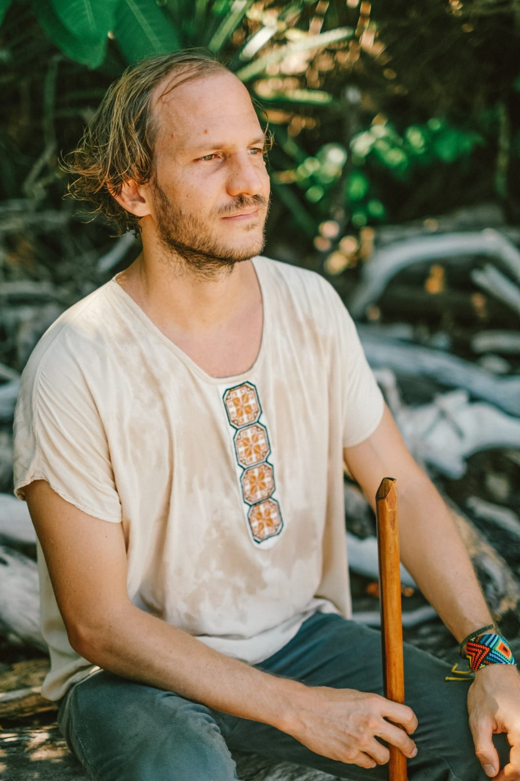 Stephane, músico y guardián de la medicina, en la naturaleza